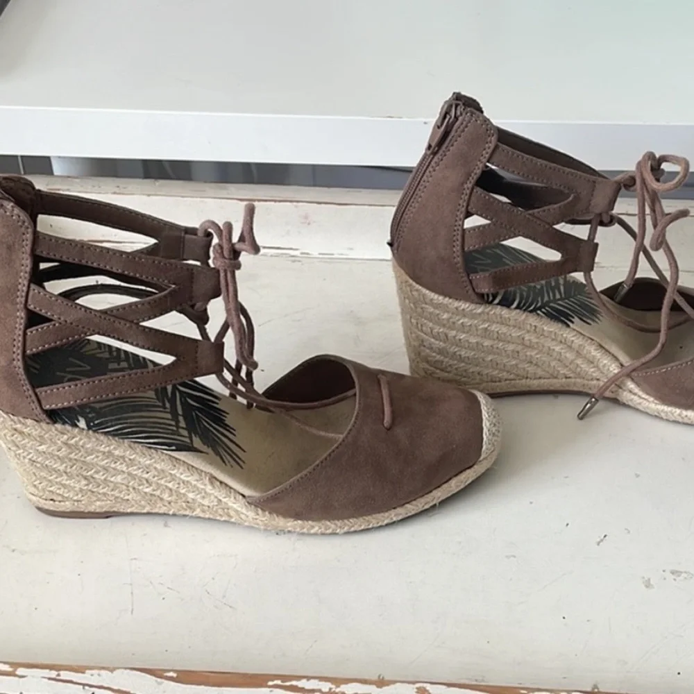 DV DOLCE VITA Taupe Suede Textile Lace Up Zip Back Espadrille Wedge Shoes